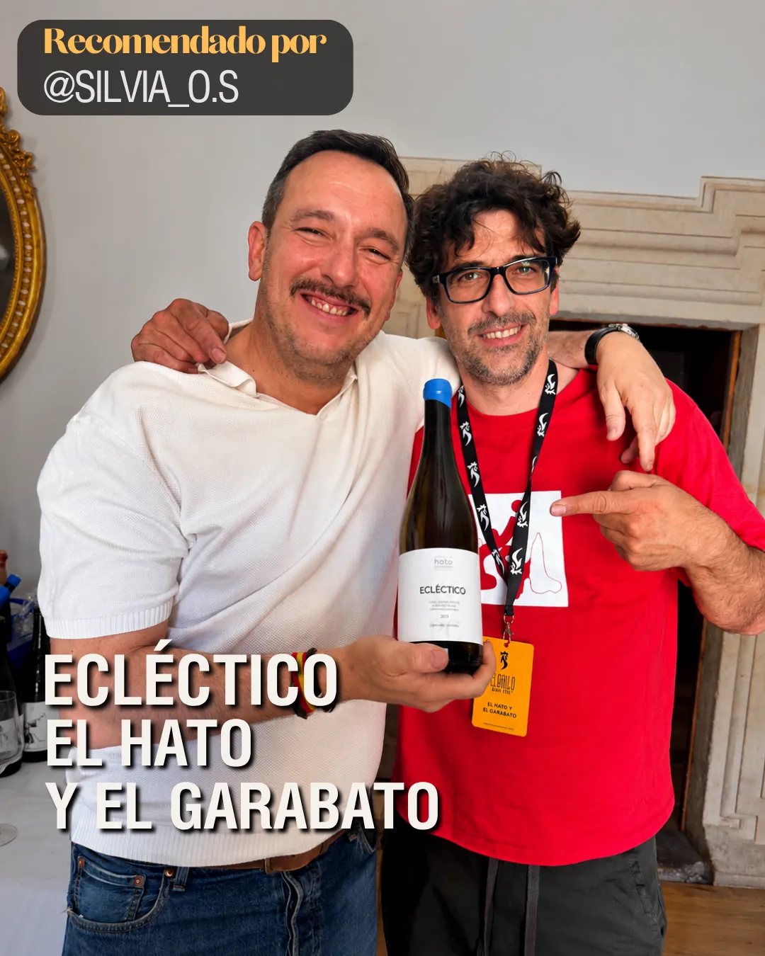 Pablo Teipro abrazando sonriente al productor de El Hato y el Garabato mientras muestran la botella de vino Ecléctico